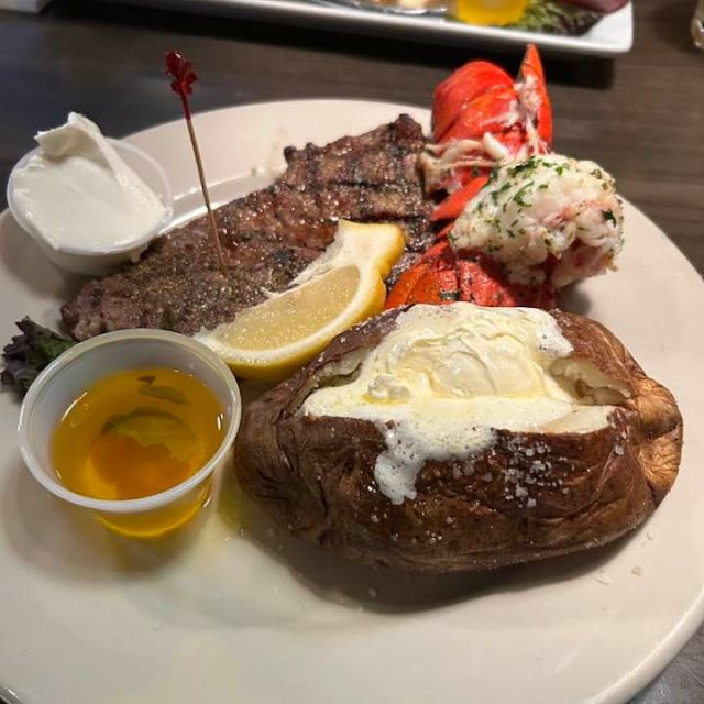 Detroiters! Looking for a place for dinner before a concert, game, festival or show? Look no further than HarborHouseMi.com for the finest in seafood, steaks, drinks and more! What's even better? They're on trade at TradeFirst.com.
#harborhouse #seafood #steaks #dineinthed #detroit #tradefirst #trade