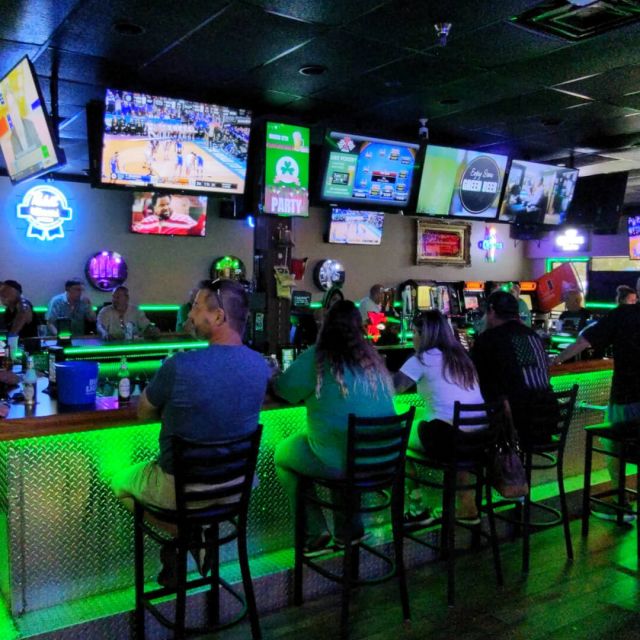 Floridians, looking for a fun way to spend your Saturday night on Trade?@turn3sportsbar in Boca Raton has live music from The Bango Bangos starting at 9:30 p.m. tonight. Stop in for fan favorite bar cuisine and delicious drinks with a gift certificate on trade from TradeFirst.com. 
#tradefirst #turn3sportsbar #livemusic